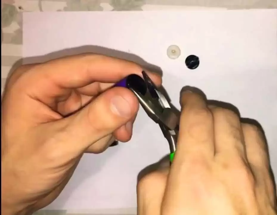 Hold the puff twisting at the bottom image