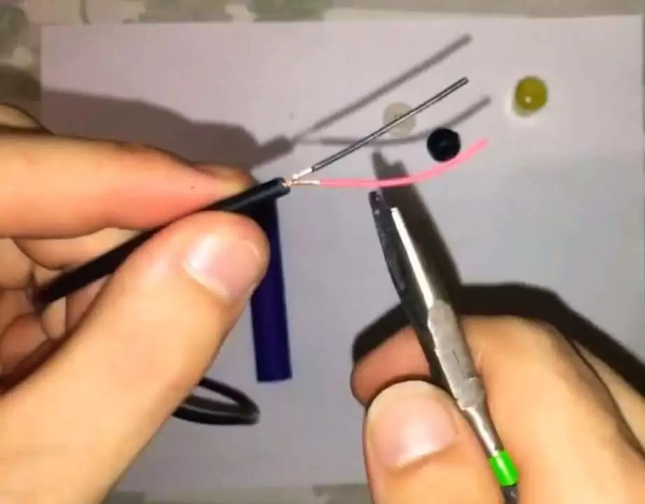 Two diffrent red and black wire image