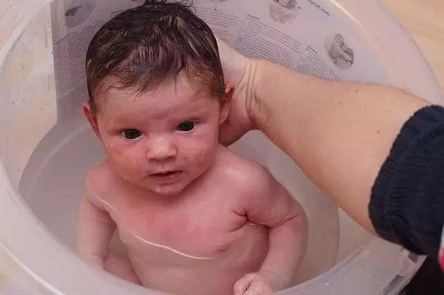 Small Baby Bathing