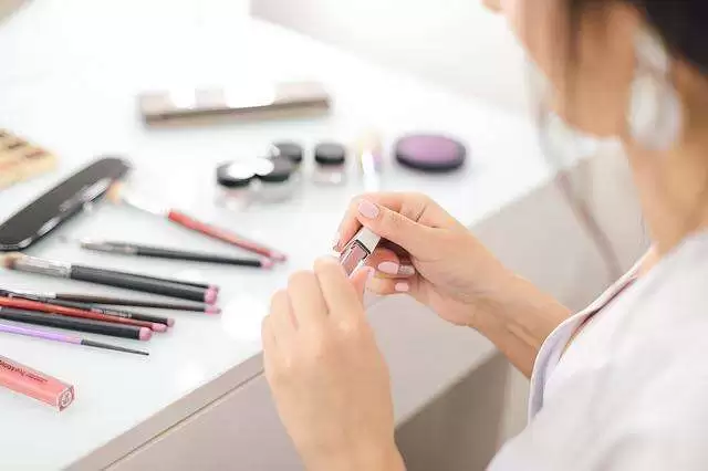 Jobs in the packaging of goods and cosmetics